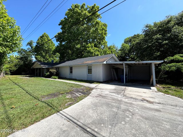 739 Sloop Point Road, Hampstead, NC 28443
