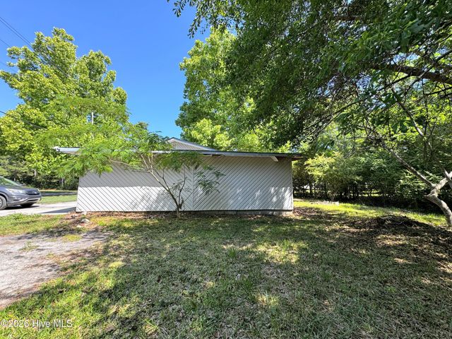 739 Sloop Point Road, Hampstead, NC 28443