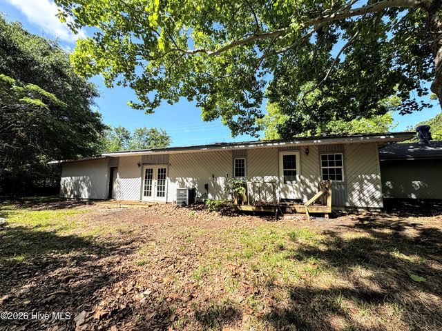 739 Sloop Point Road, Hampstead, NC 28443
