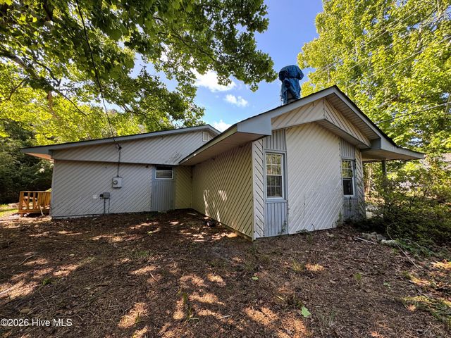 739 Sloop Point Road, Hampstead, NC 28443