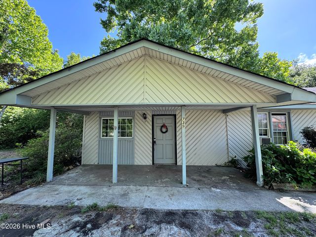 739 Sloop Point Road, Hampstead, NC 28443