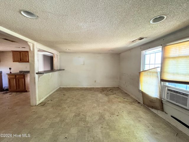 739 Sloop Point Road, Hampstead, NC 28443