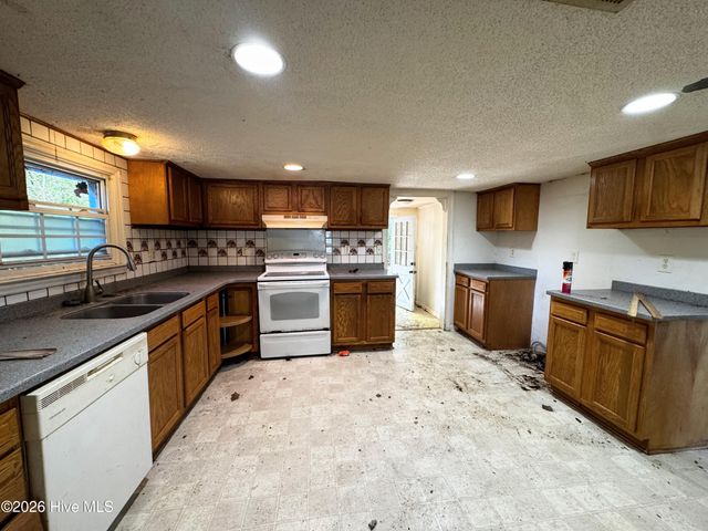739 Sloop Point Road, Hampstead, NC 28443