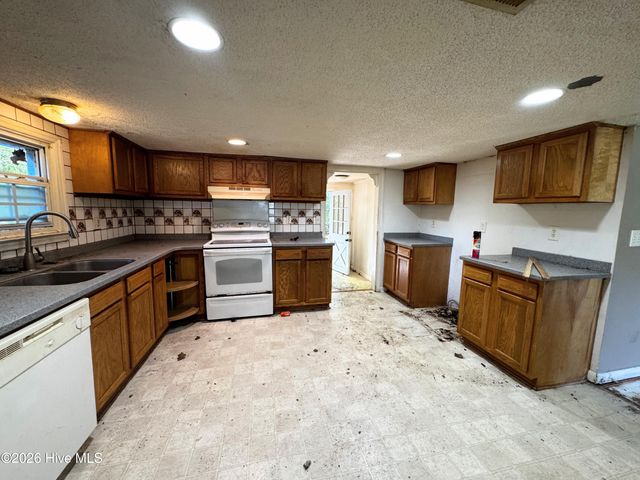 739 Sloop Point Road, Hampstead, NC 28443