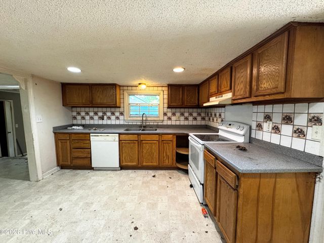 739 Sloop Point Road, Hampstead, NC 28443