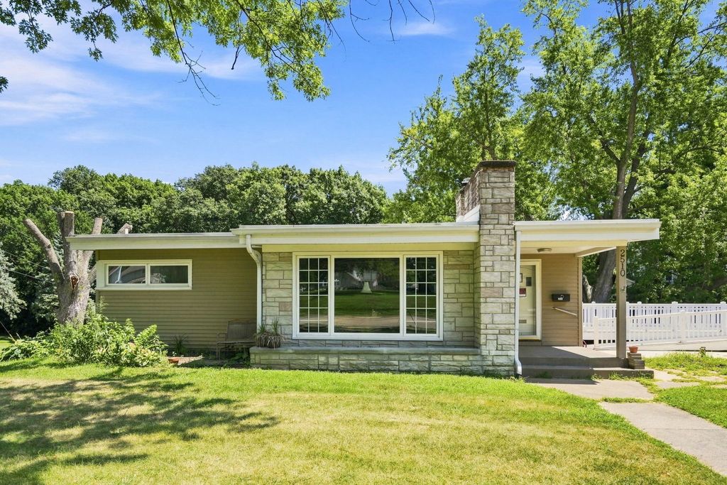 2510 7th Street, Moline, IL 61265