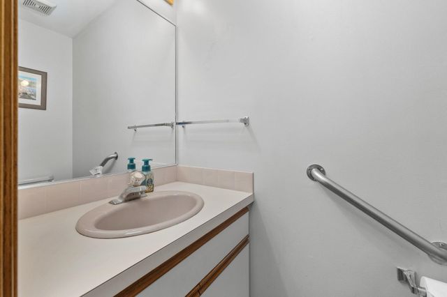 600 W 9th St, Newton, KS 67114