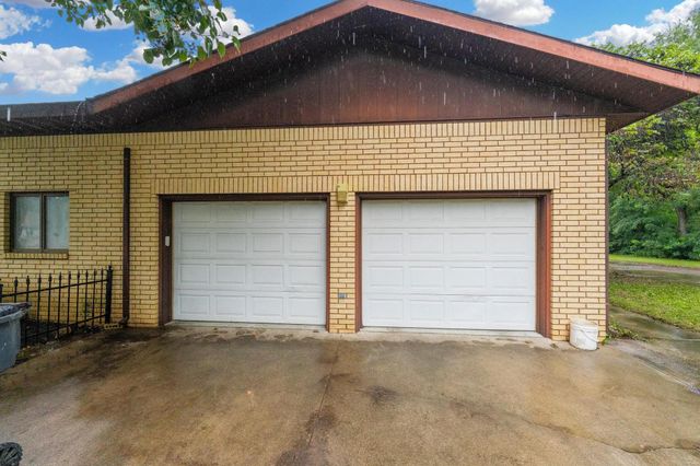 600 W 9th St, Newton, KS 67114