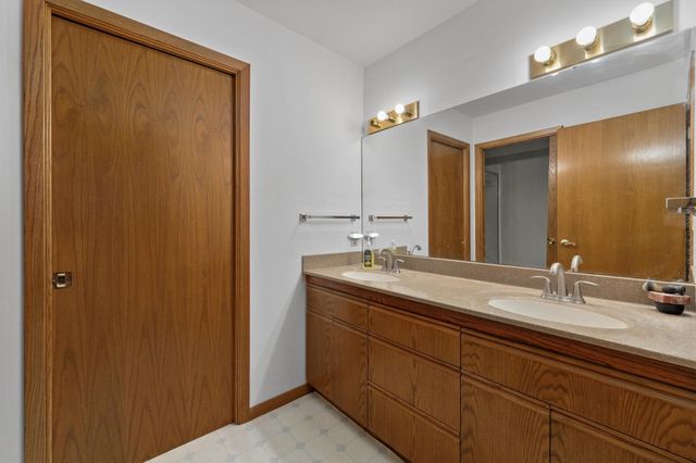 600 W 9th St, Newton, KS 67114