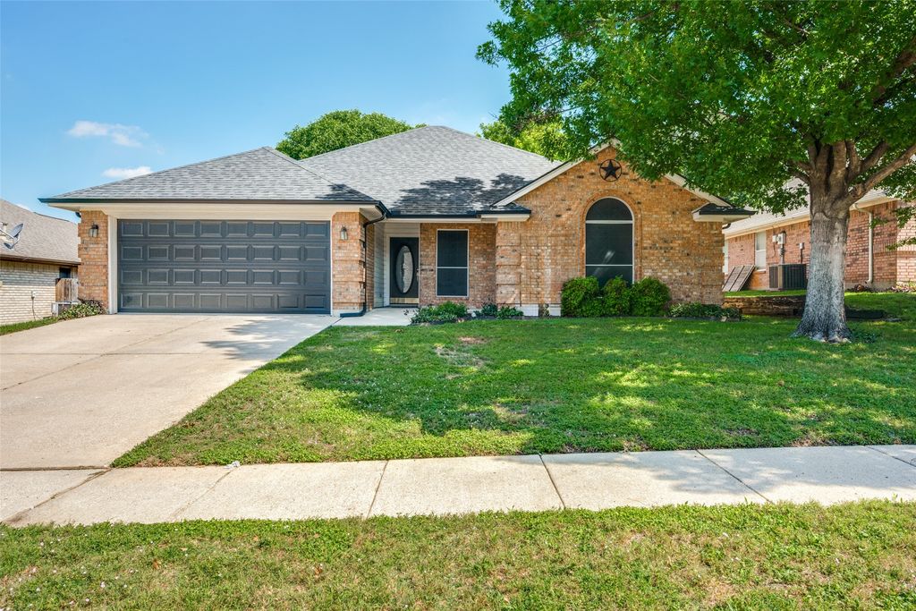 816 Willow Court, Saginaw, TX 76179