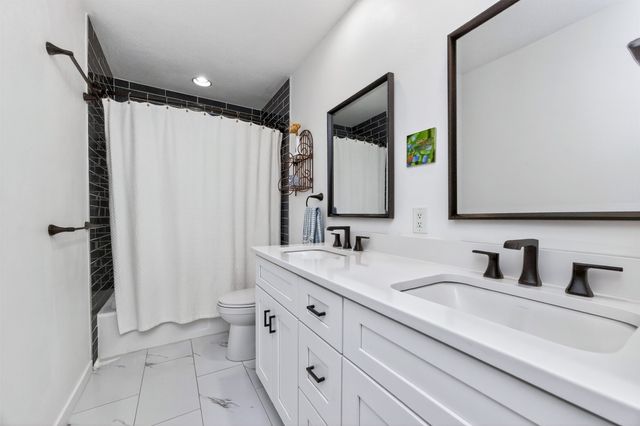 6833 Coburn Lane, Johnston, IA 50131