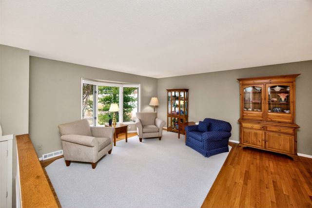 6833 Coburn Lane, Johnston, IA 50131