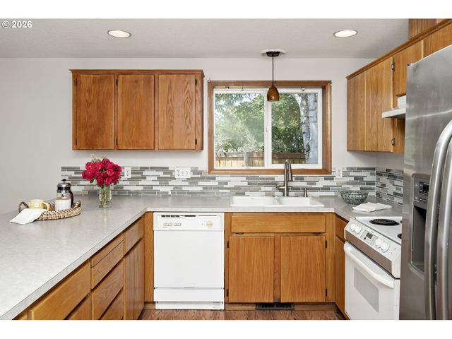 2391 N KAMIAKAN Dr, Cornelius, OR 97113