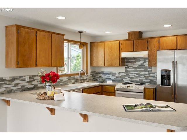2391 N KAMIAKAN Dr, Cornelius, OR 97113