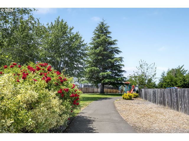 2391 N KAMIAKAN Dr, Cornelius, OR 97113