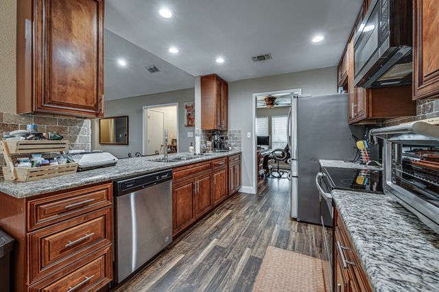 211 Willow Creek Court, Mansfield, TX 76063