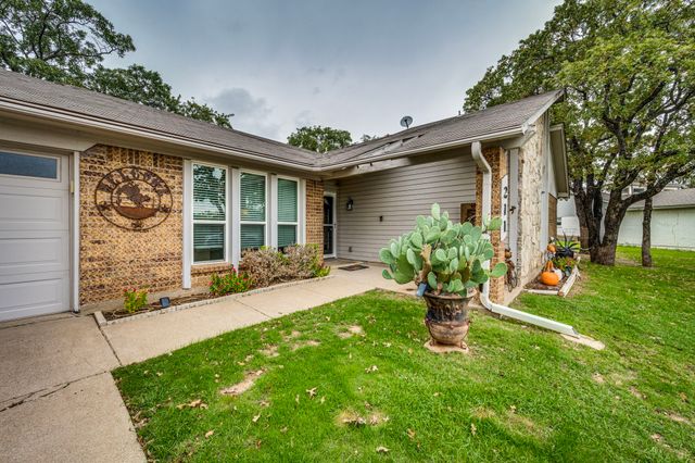 211 Willow Creek Court, Mansfield, TX 76063