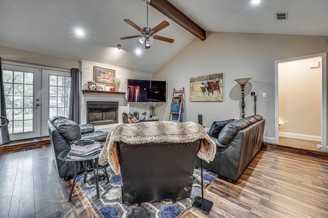 211 Willow Creek Court, Mansfield, TX 76063