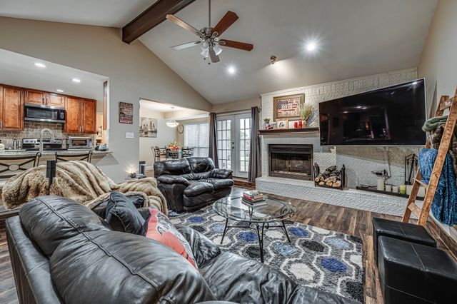 211 Willow Creek Court, Mansfield, TX 76063