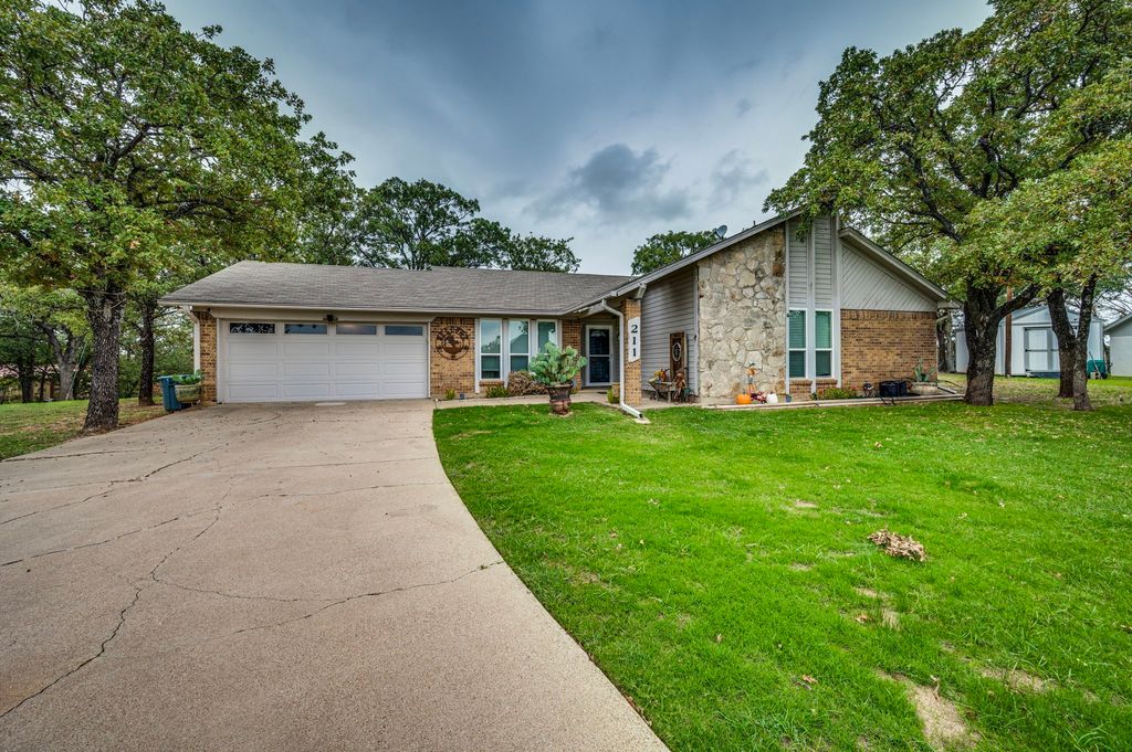 211 Willow Creek Court, Mansfield, TX 76063