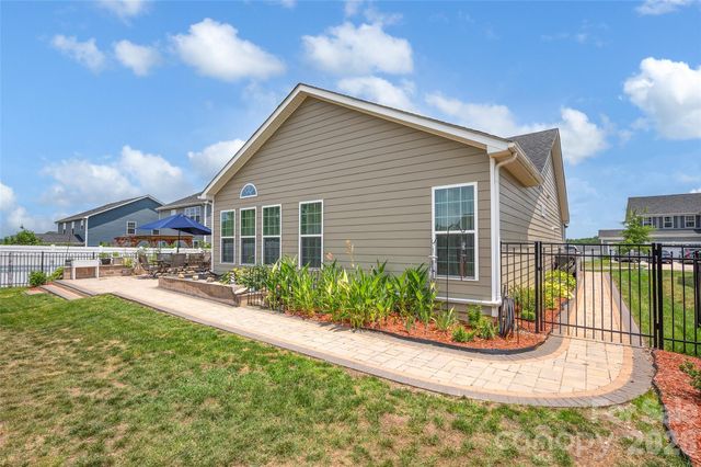 11216 Vanguard Parkway 395, Huntersville, NC 28078