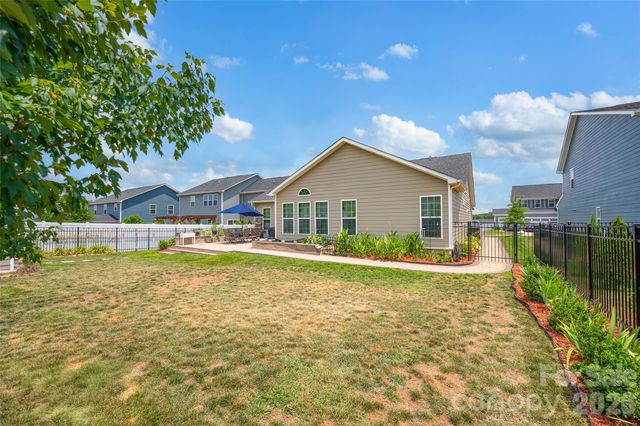 11216 Vanguard Parkway 395, Huntersville, NC 28078