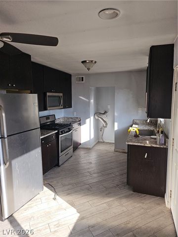 1074 King Richard Avenue, Las Vegas, NV 89119