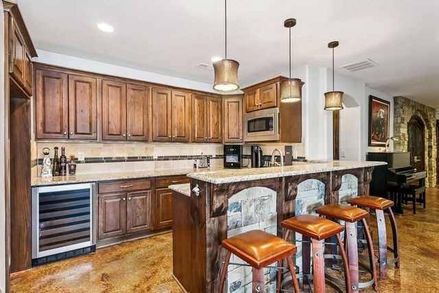 1302 E Bluestem Ct, Andover, KS 67002