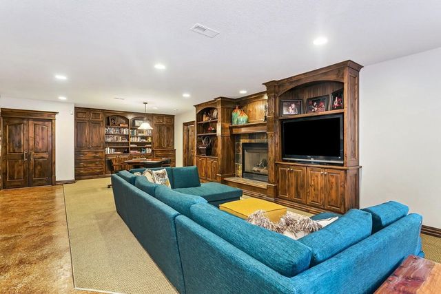 1302 E Bluestem Ct, Andover, KS 67002