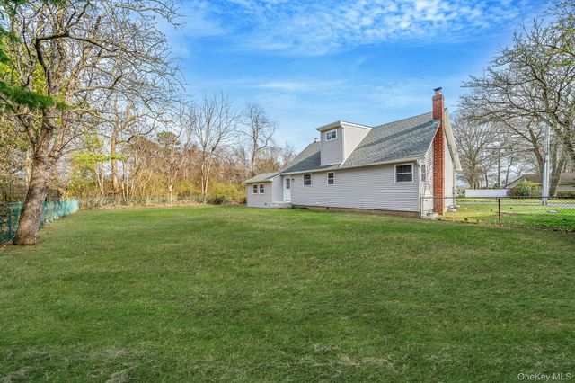 33 Harts Road, East Moriches, NY 11940