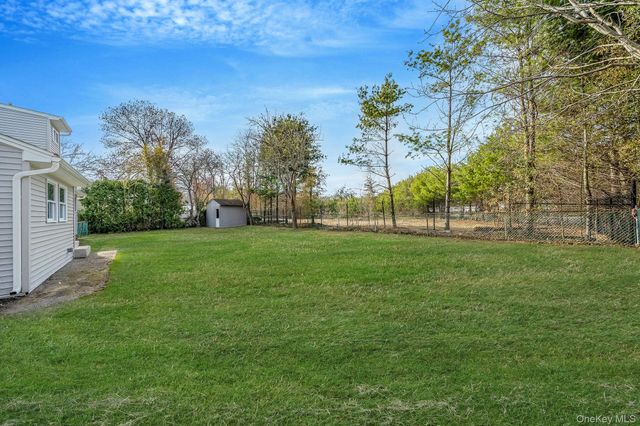 33 Harts Road, East Moriches, NY 11940