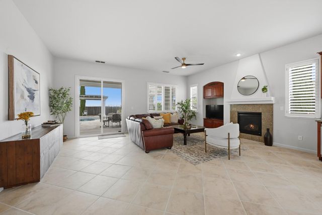 8537 Bridgestone Crescent, Roseville, CA 95747