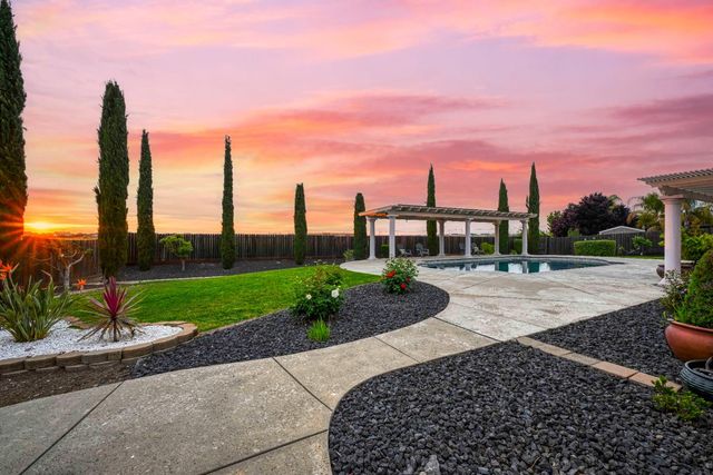 8537 Bridgestone Crescent, Roseville, CA 95747