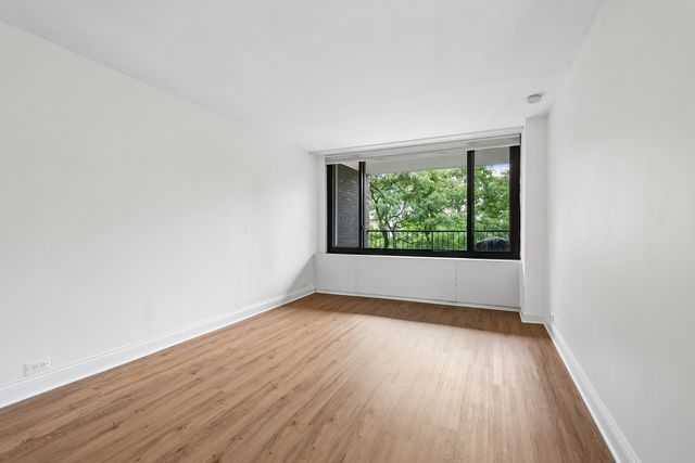 1555 N Sandburg Terrace 512K, Chicago, IL 60610