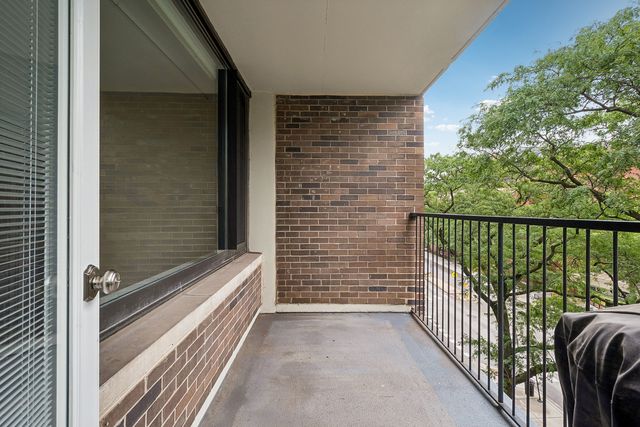 1555 N Sandburg Terrace 512K, Chicago, IL 60610