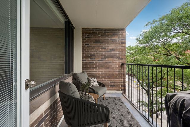 1555 N Sandburg Terrace 512K, Chicago, IL 60610