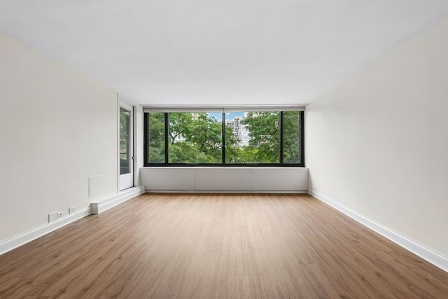 1555 N Sandburg Terrace 512K, Chicago, IL 60610