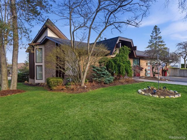 4749 Tara Court, West Bloomfield Charter Township, MI 48323