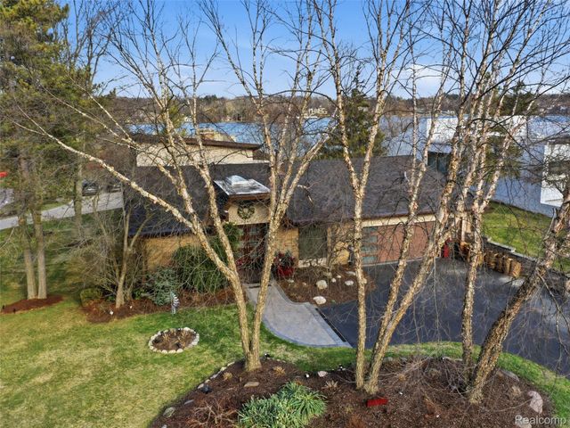 4749 Tara Court, West Bloomfield Charter Township, MI 48323