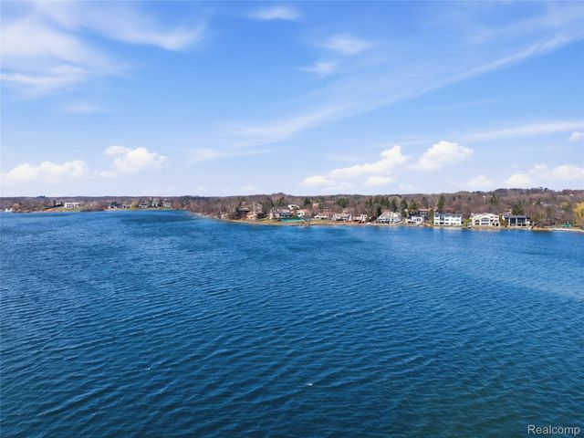 4749 Tara Court, West Bloomfield Charter Township, MI 48323