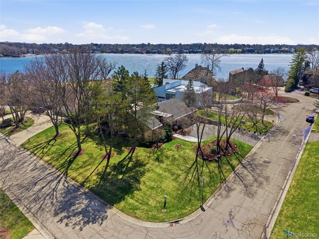 4749 Tara Court, West Bloomfield Charter Township, MI 48323