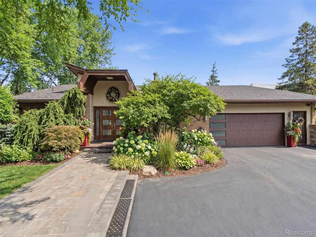 4749 Tara Court, West Bloomfield Charter Township, MI 48323