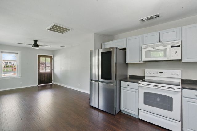 613 E Moore Street, Granbury, TX 76048