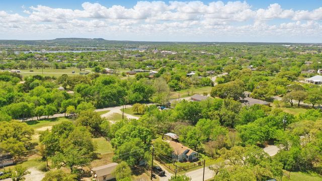 613 E Moore Street, Granbury, TX 76048