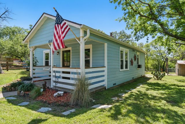 613 E Moore Street, Granbury, TX 76048