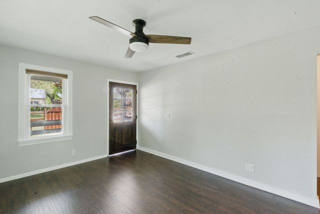 613 E Moore Street, Granbury, TX 76048