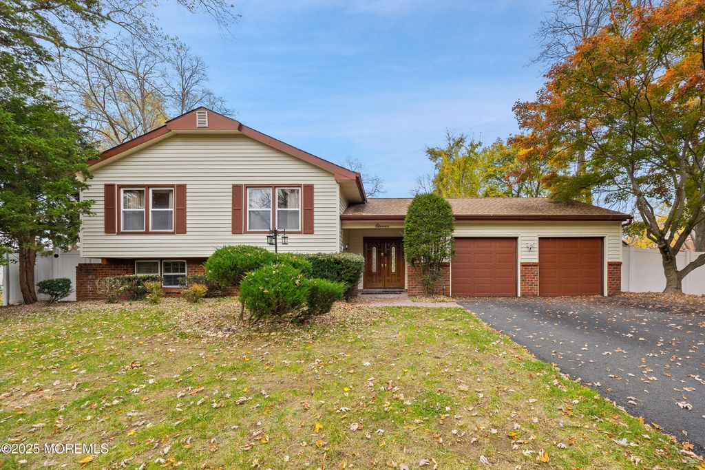 11 Woodview Drive, Marlboro, NJ 07746