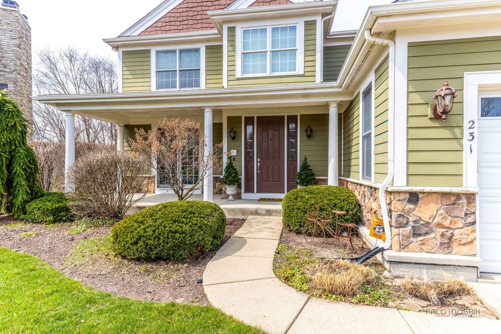 Image 2 of property listing at 231 Cater Lane, Libertyville, IL 60048