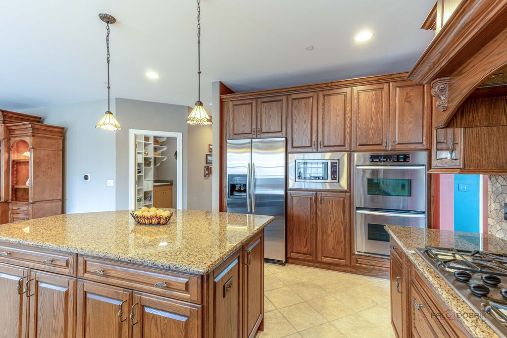Image 12 of property listing at 231 Cater Lane, Libertyville, IL 60048