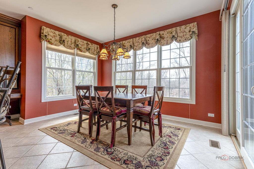Image 13 of property listing at 231 Cater Lane, Libertyville, IL 60048